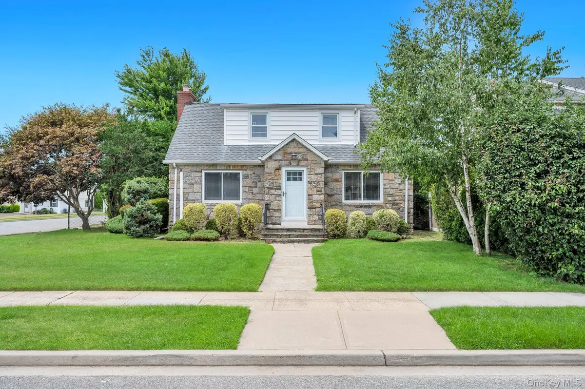 52 Yorktown Street, Rockville Centre, NY 11570 - #1