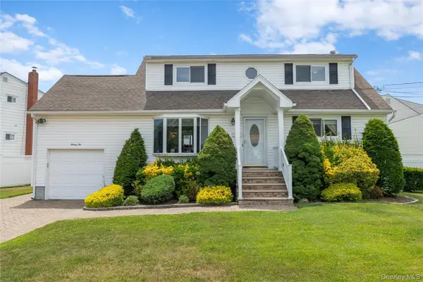 22 Marilyn Court, West Babylon, NY 11704