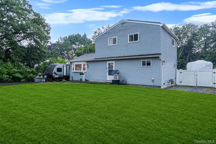 40 E Oakdale Street, Bay Shore, NY 11706 - #2