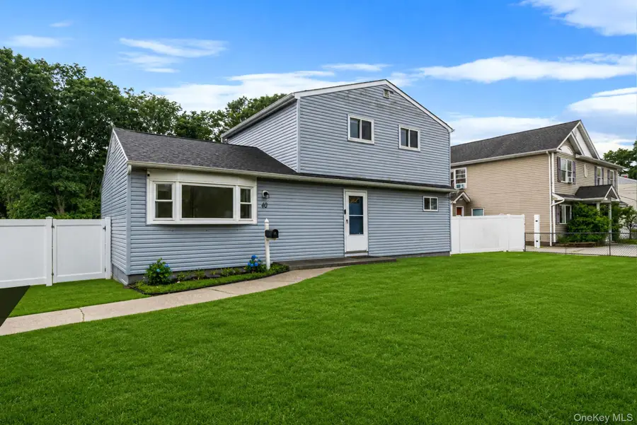 40 E Oakdale Street, Bay Shore, NY 11706 - #3