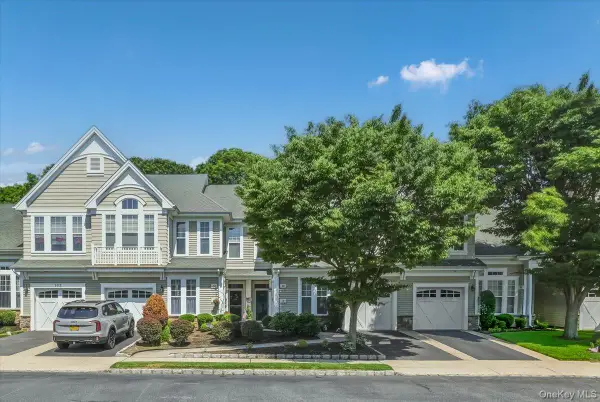 189 Symphony Drive, Lake Grove, NY 11755