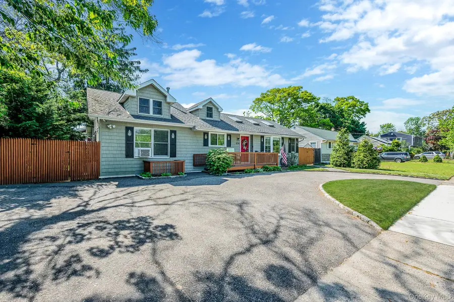 1096 Manor Lane, Bay Shore, NY 11706 - #2