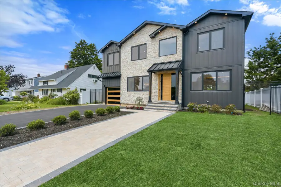 28 Choir Lane, Westbury, NY 11590 - #2