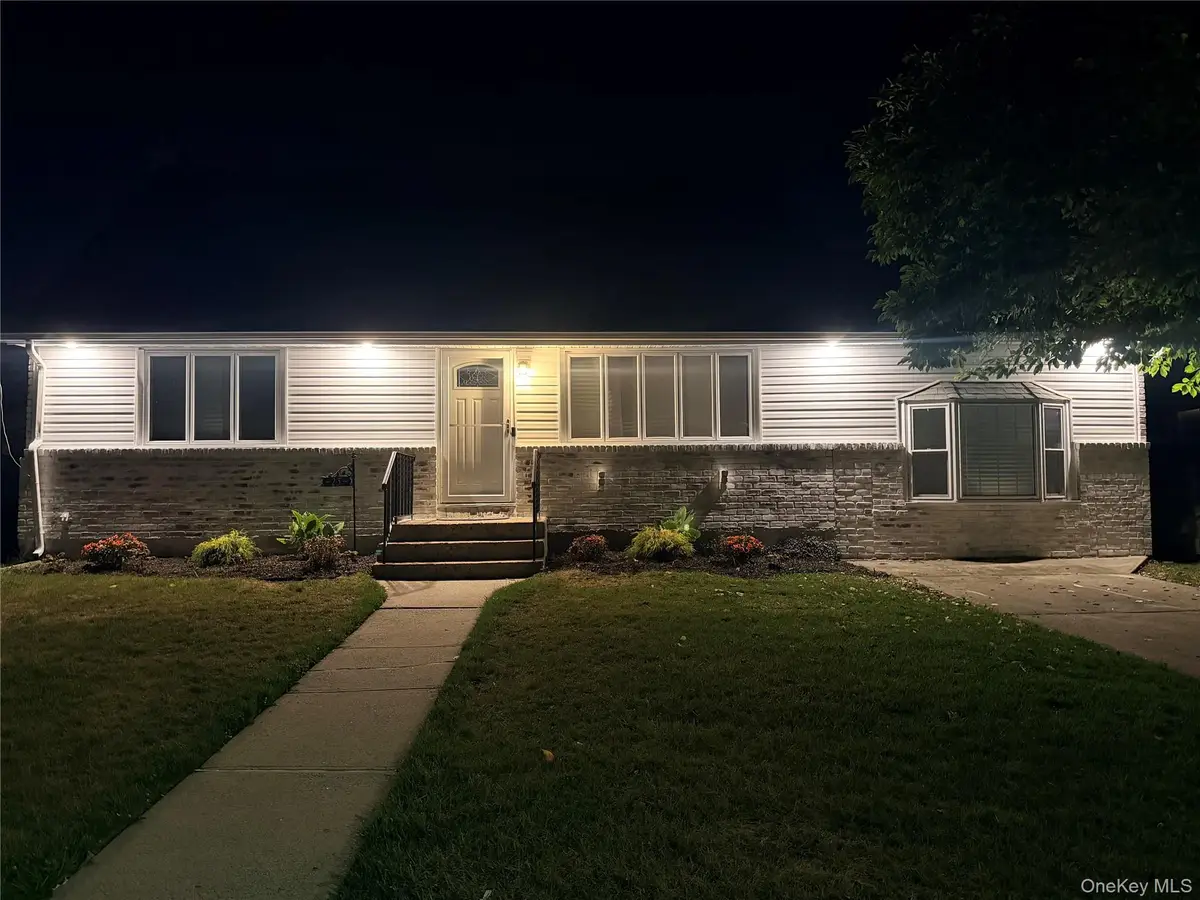 25 Lois Lane, Farmingdale, NY 11735 - #1