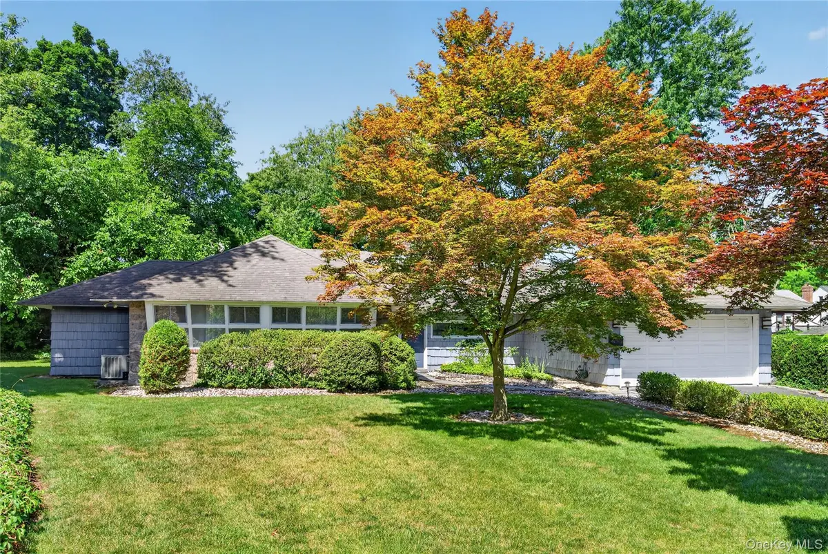 26 Oaks Hunt Road, Great Neck, NY 11020 - #1