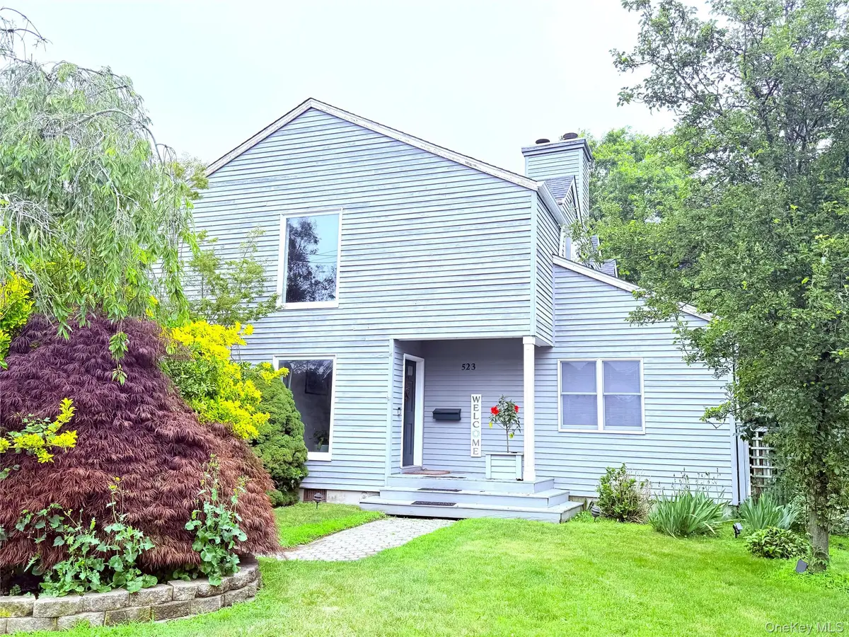 523 Hellwig Lane, West Islip, NY 11795 - #1