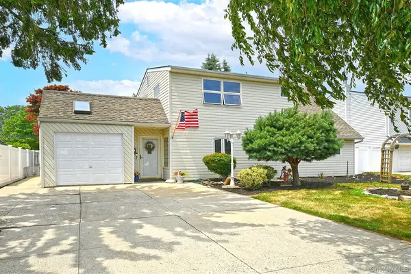 18 Wheelbarrow Lane, Wantagh, NY 11793