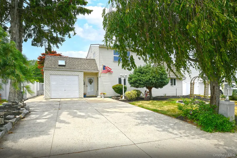 18 Wheelbarrow Lane, Wantagh, NY 11793 - #3