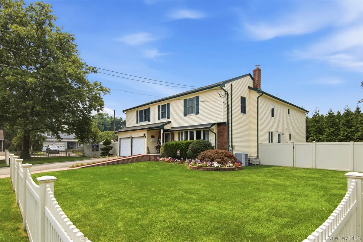 1 Geoffrey Avenue, Syosset, NY 11791 - #1