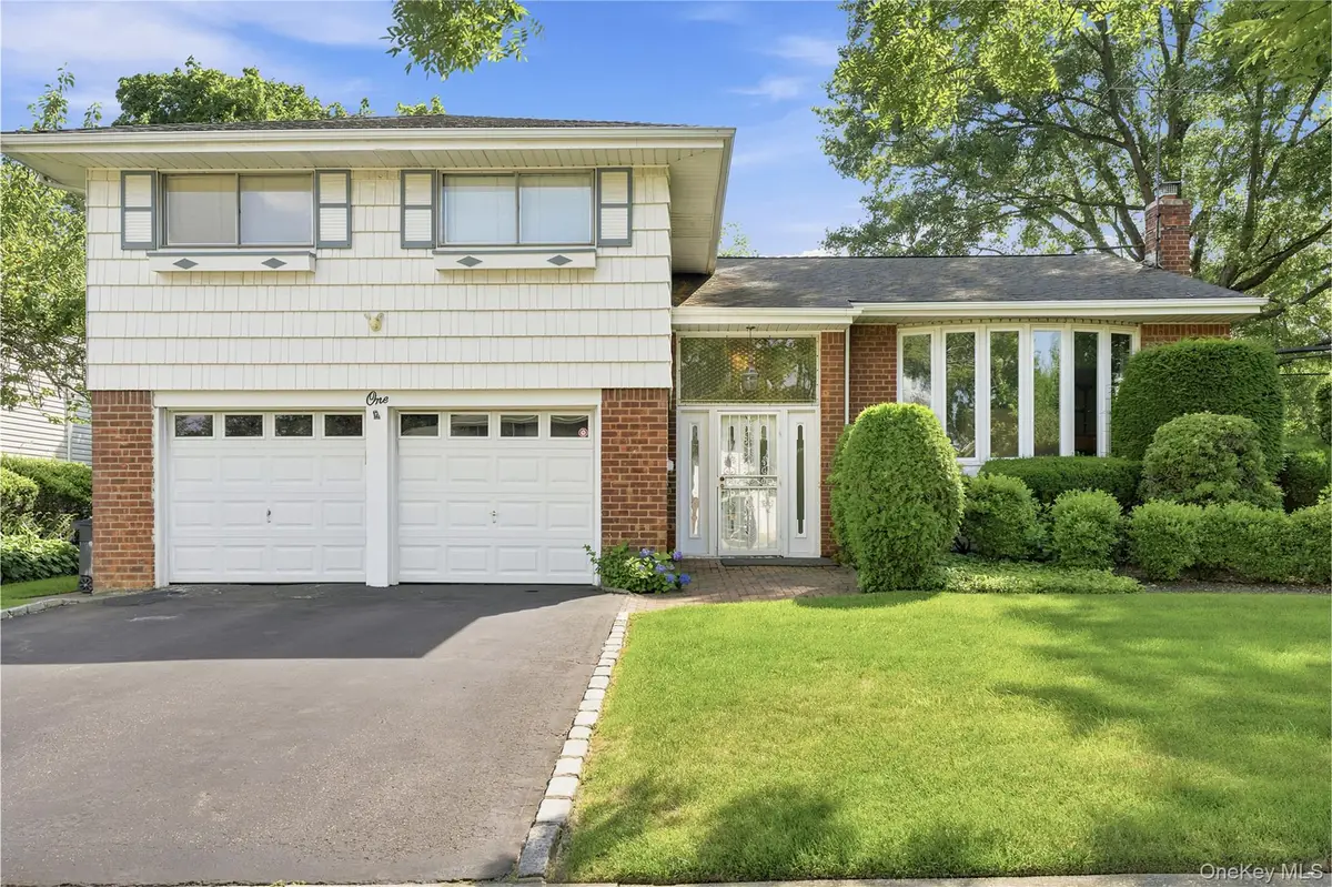 1 S Oaks Boulevard, Plainview, NY 11803 - #1