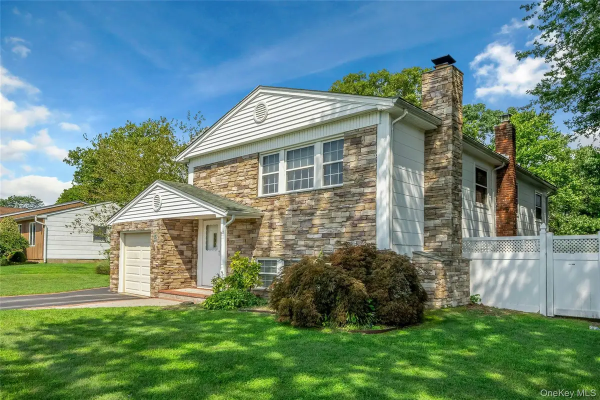15 Greenbrier Lane, Sayville, NY 11782 - #1