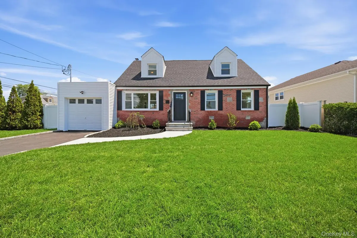 91 Doges Prom, Lindenhurst, NY 11757 - #1