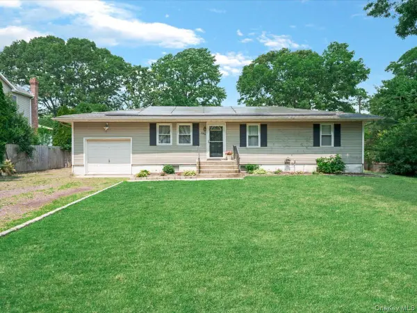269 Carleton Drive E, Shirley, NY 11967