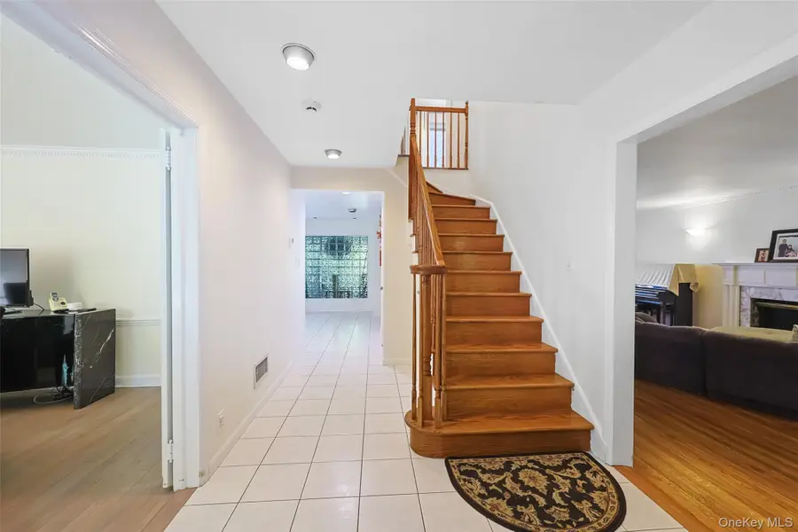2 W Woods Road, Great Neck, NY 11020 - #2
