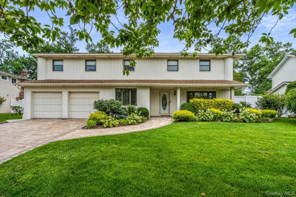 10 Clemson Lane, Woodbury, NY 11797