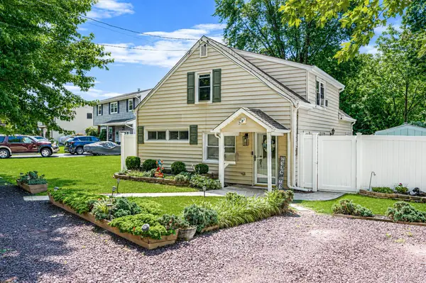 6 Gerek Avenue, West Islip, NY 11795