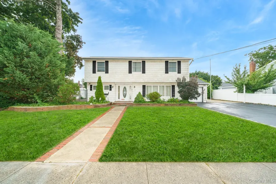 195 N Albany Avenue, Massapequa, NY 11758 - #2