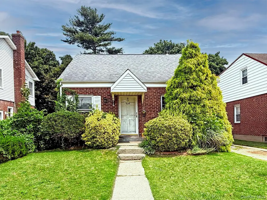 534 Sperry Boulevard, New Hyde Park, NY 11040 - #3