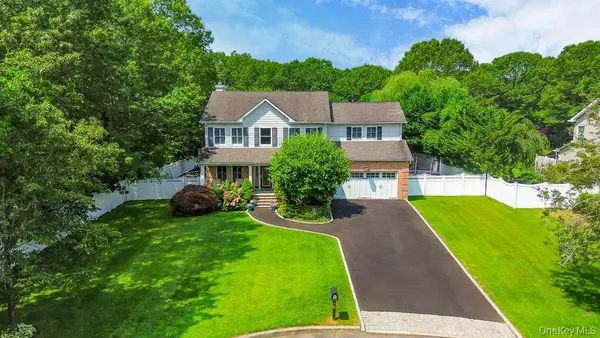 15 Victoria Court, Oakdale, NY 11769
