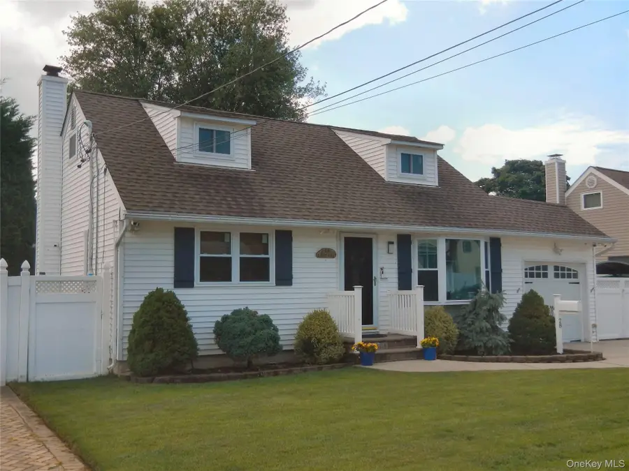 28 Central Avenue, North Babylon, NY 11703 - #3