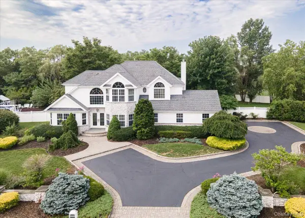 6 Arborvitae Lane, Miller Place, NY 11764
