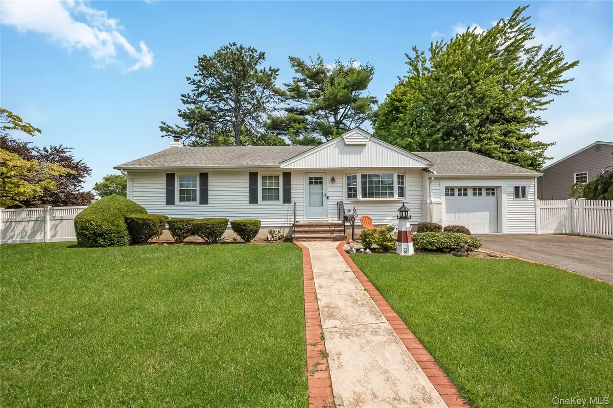 21 Bruce Lane, Farmingdale, NY 11735 - #1