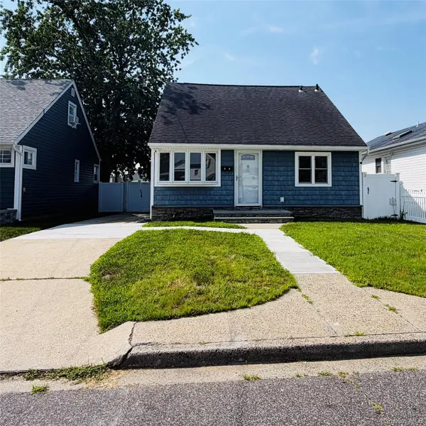 51 E Hollywood Avenue, Lindenhurst, NY 11757