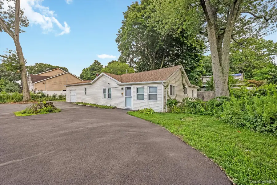 20 Buchanan Avenue, Wheatley Heights, NY 11798 - #3