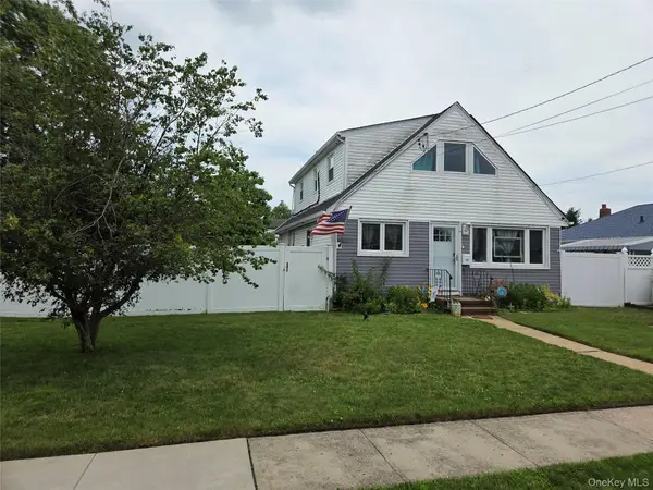 231 E Hampton Road, Lindenhurst, NY 11757