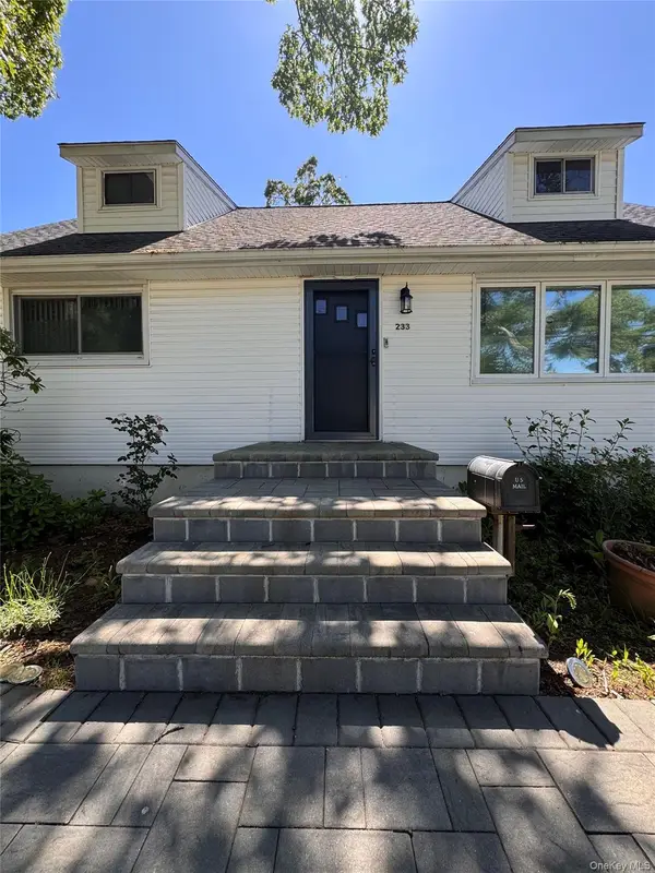 233 S 15th Street, Lindenhurst, NY 11757