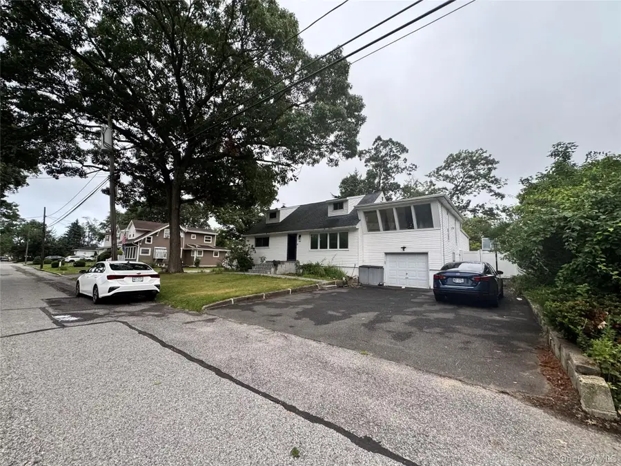 233 S 15th Street, Lindenhurst, NY 11757 - #2