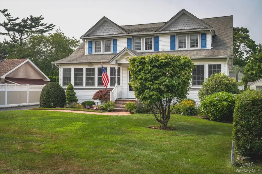 11 Hampton Street, Sayville, NY 11782 - #3