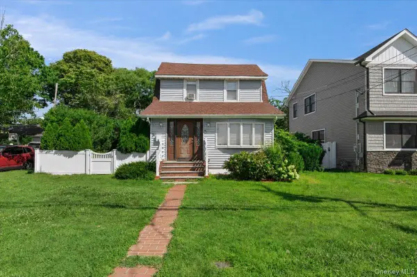 16 Marlboro Place, Bellmore, NY 11710
