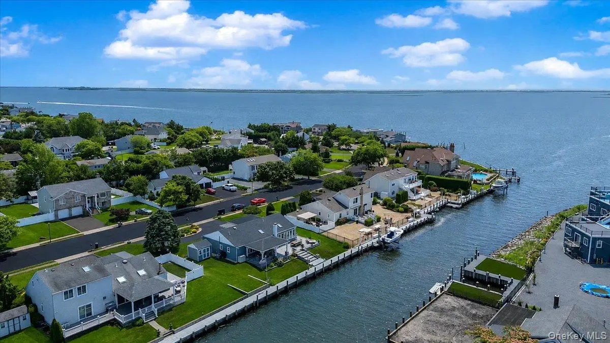 31 Shore Drive W, Copiague, NY 11726 - #1