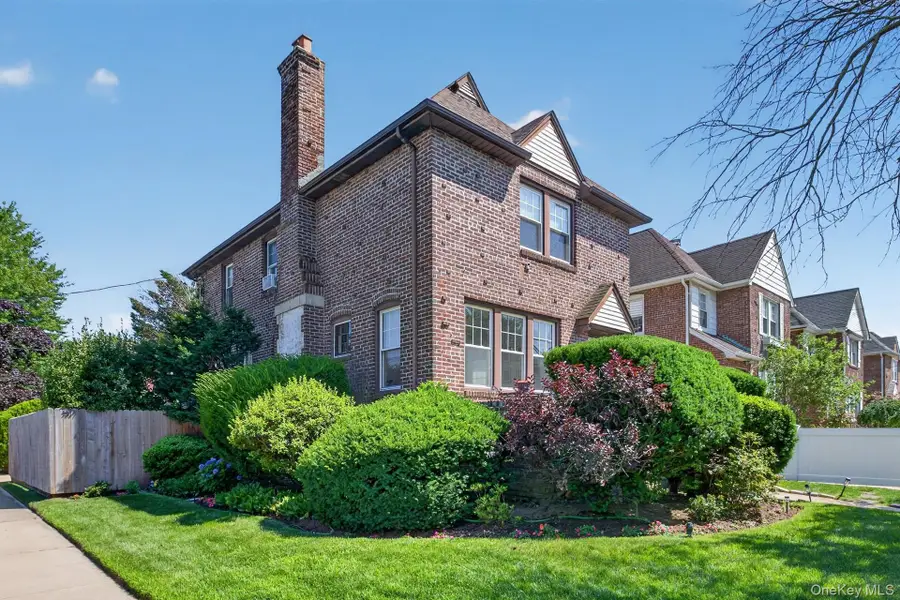 49 Bixley Heath, Lynbrook, NY 11563 - #2