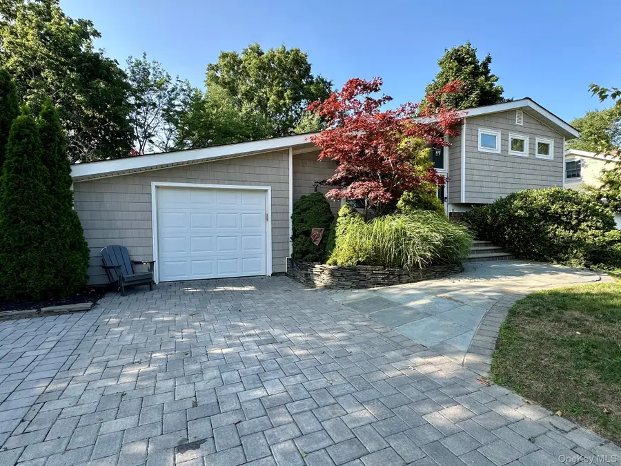 11 Sandalwood Drive, Smithtown, NY 11787 - #3