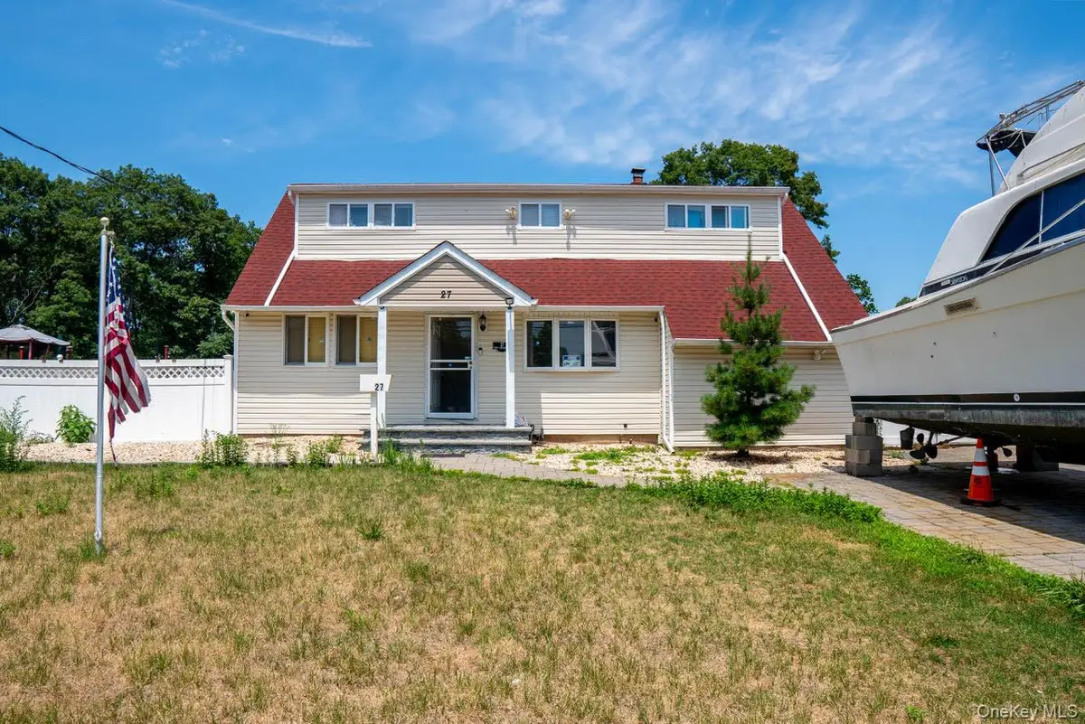 27 W Lakeland Street, Bay Shore, NY 11706 - #1