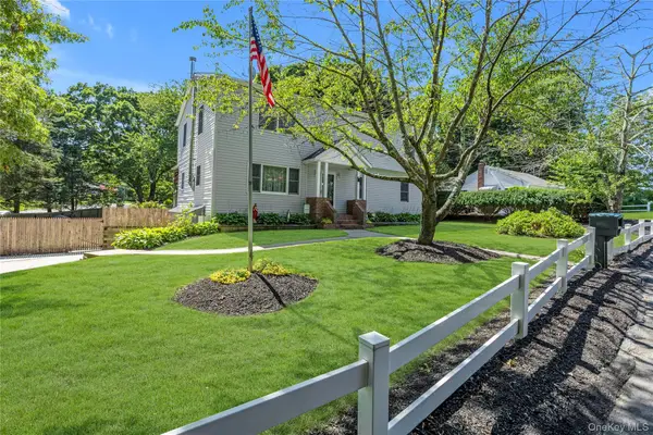 6 Giant Oak Road, Ridge, NY 11961