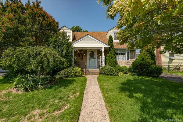 9 Croyden Lane, Hicksville, NY 11801
