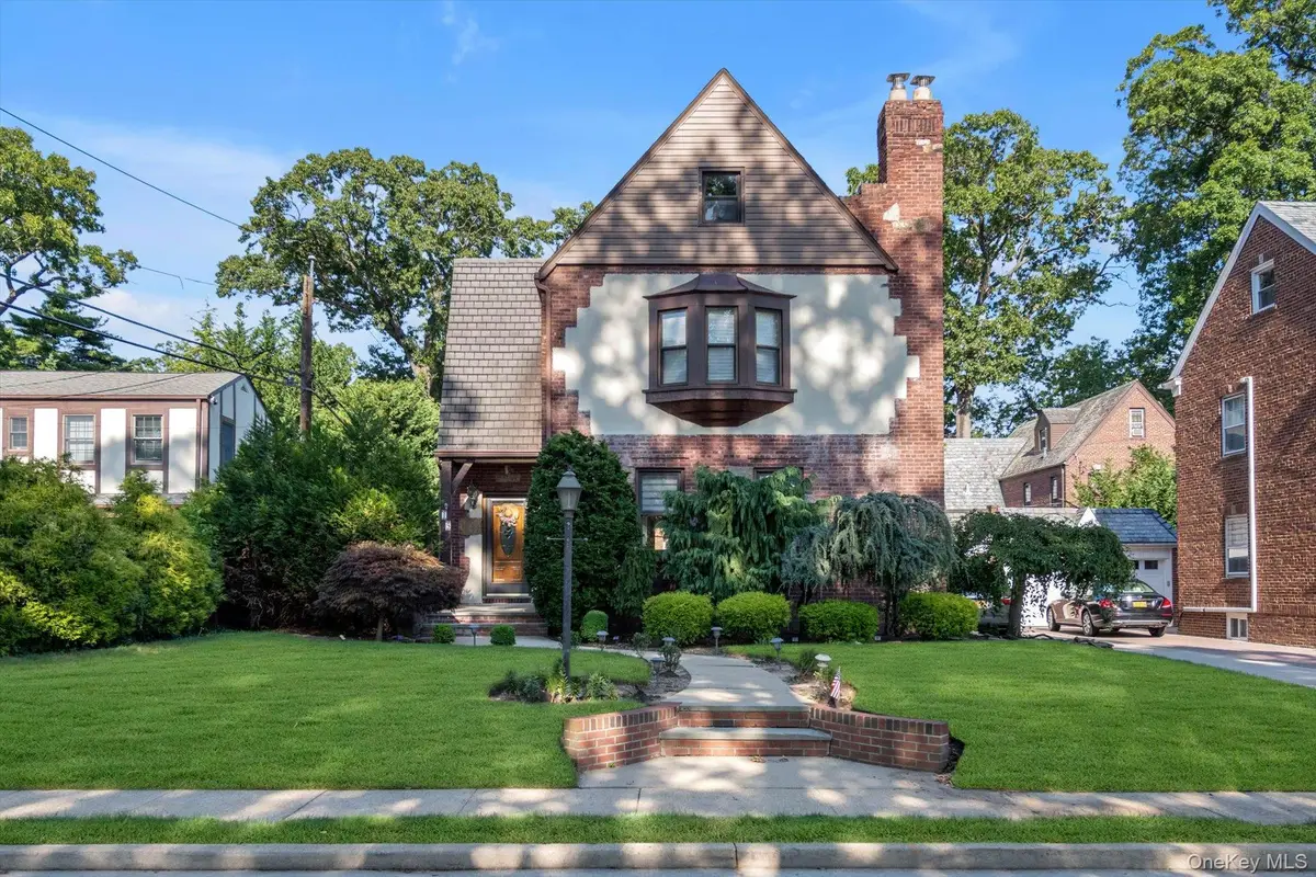 15 Parkwold Drive W, Valley Stream, NY 11580 - #1