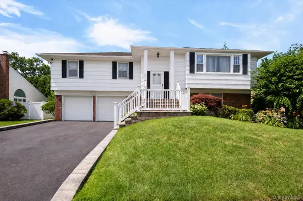 26 Acorn Lane, Plainview, NY 11803
