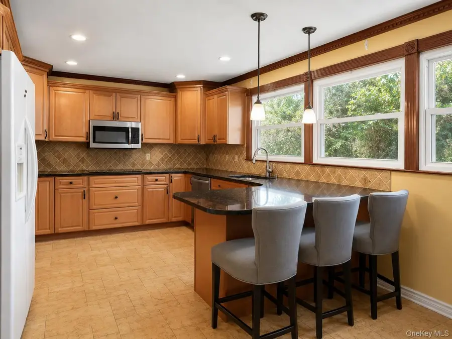 180 Sutton Manor Road, New Rochelle, NY 10801 - #3