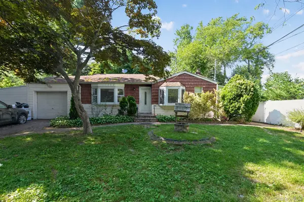 3 Hickory Place, Bay Shore, NY 11706