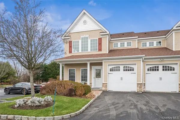 22 Meadow Court, Oakdale, NY 11769