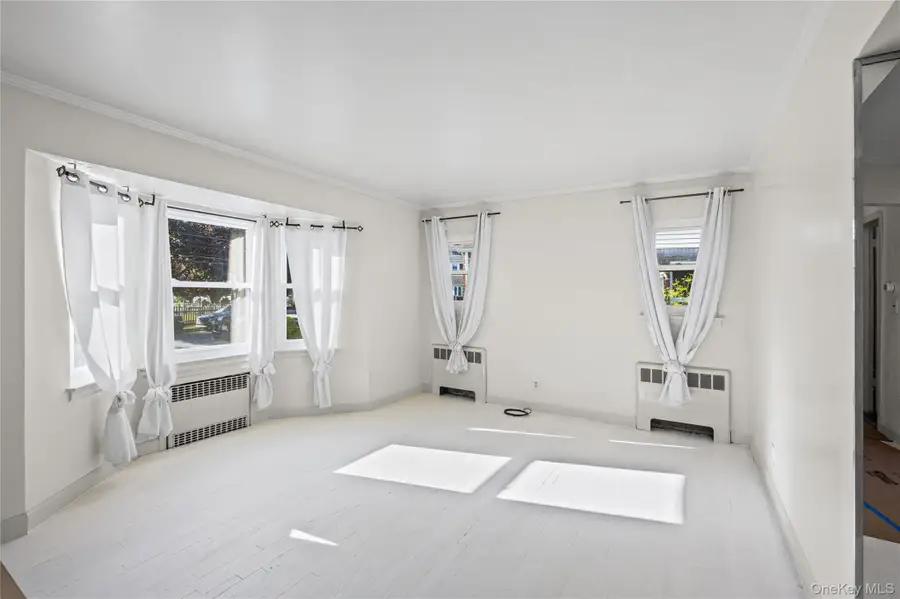 6 Grenville Court, East Rockaway, NY 11518 - #3