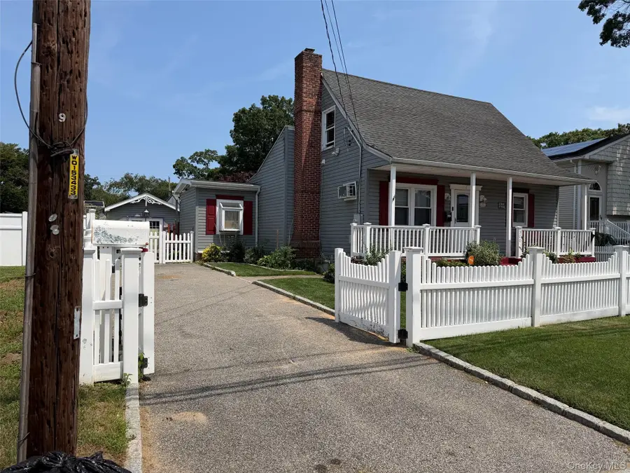 300 Beachview Street, Copiague, NY 11726 - #2