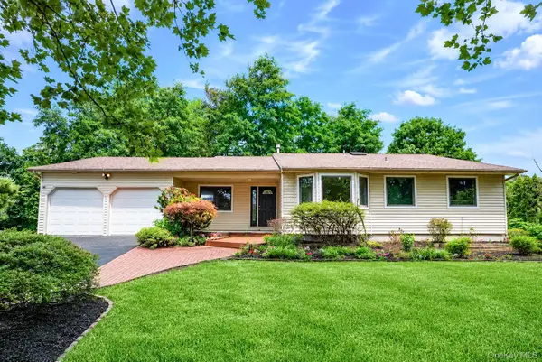 15 Dix Circle, Dix Hills, NY 11746