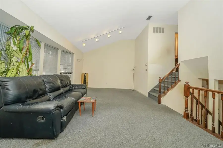 37 Santa Barbara Drive, Plainview, NY 11803 - #3