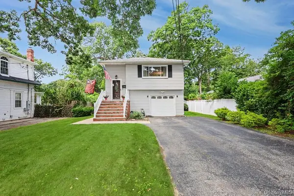 555 N Windsor Avenue, Brightwaters, NY 11718