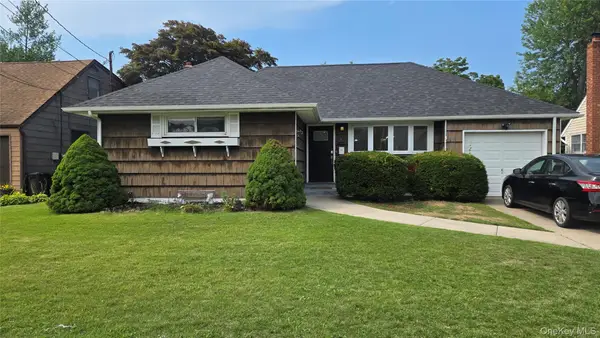 9 Leeds Lane, North Babylon, NY 11703